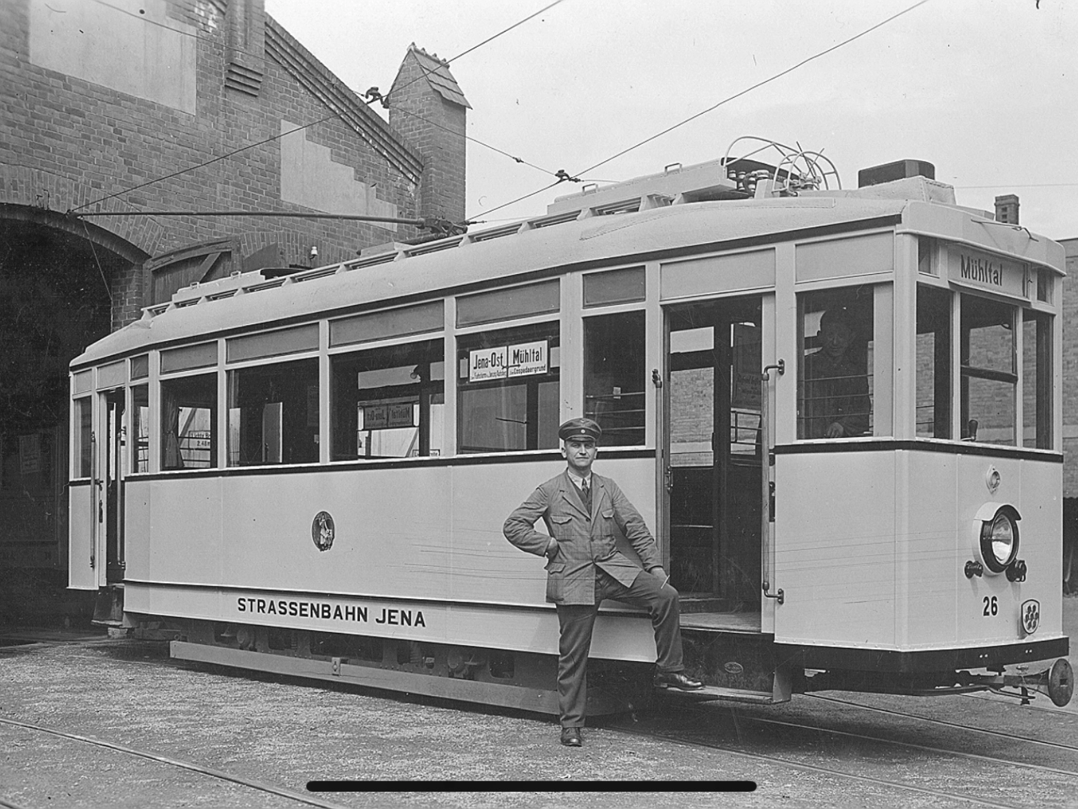 Der Triebwagen 26 vor dem Betriebshof Nord in der 1930er Jahren.