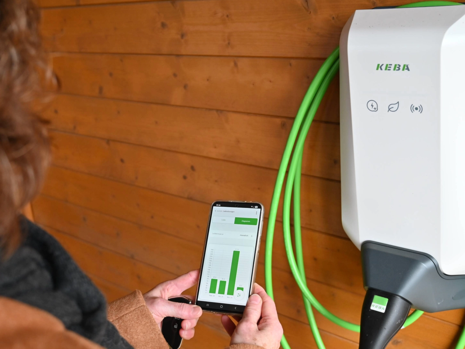 Katja Biertümpfel zeigt die kilowattstundengenaue Abrechnung auf dem Handy.