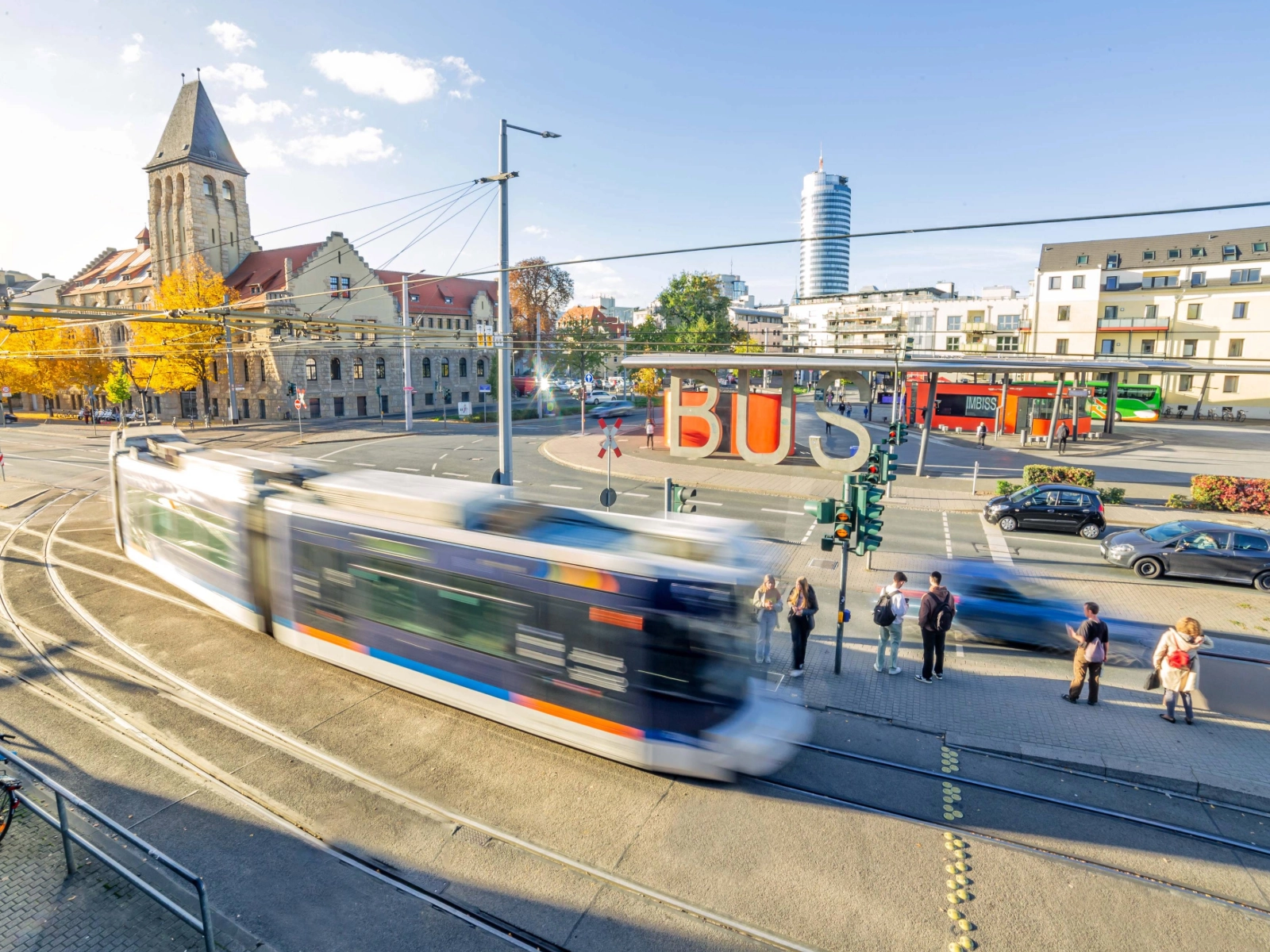 Eine Bahn fährt am Jenaer Busbahnhof vorbei. 
