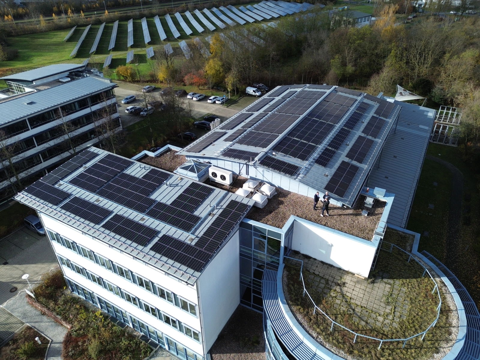 Die neue Photovoltaikanlage auf dem Bildungszentrum der Industrie- und Handelskammer (IHK) Ostthüringen in Gera wurde offiziell eingeweiht. 