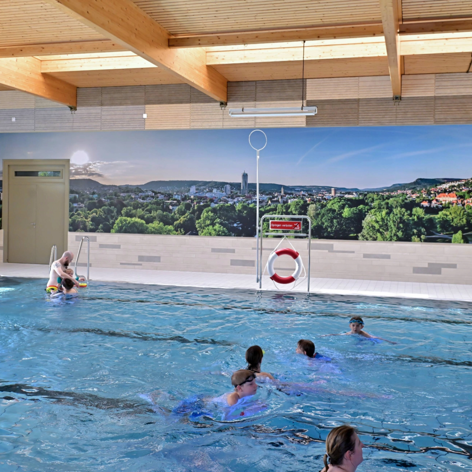 Personen in einem Schwimmbecken