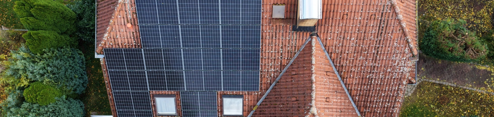 Luftaufnahme eines Wohnhauses in Kapellendorf mit großer Photovoltaikanlage auf dem Dach und Terrasse im Garten – Projekt der Stadtwerke Energie Jena-Pößneck.