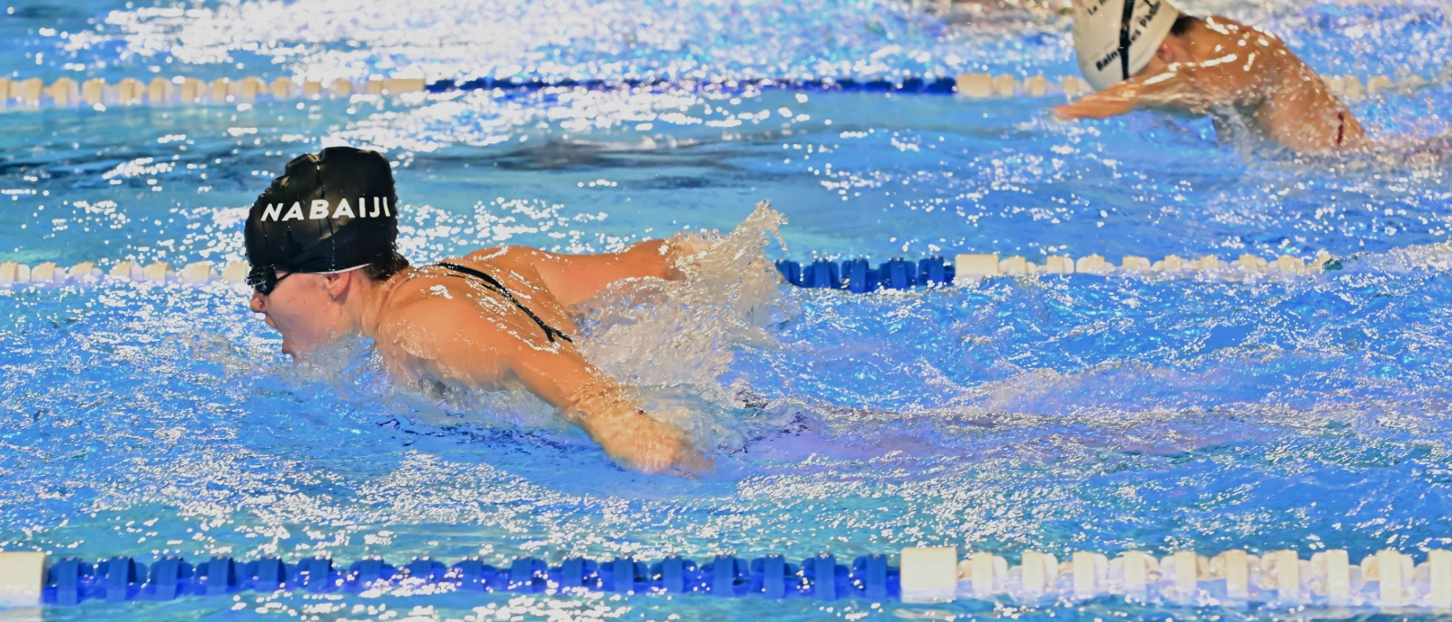 Schwimmende Personen in einem Wasserbecken 