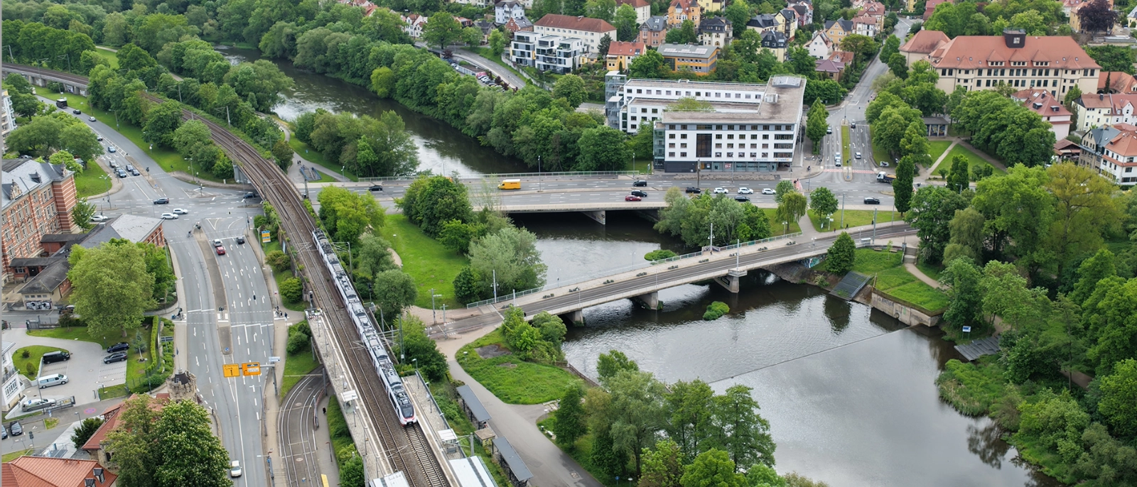Der erste Bauabschnitt aus der Vogelperspektive: Die Sanierung der Straßenbahntrasse startet ab Montag, 29. Juni auf der Paradiesbrücke und im Bereich vor dem Paradiesbahnhof.