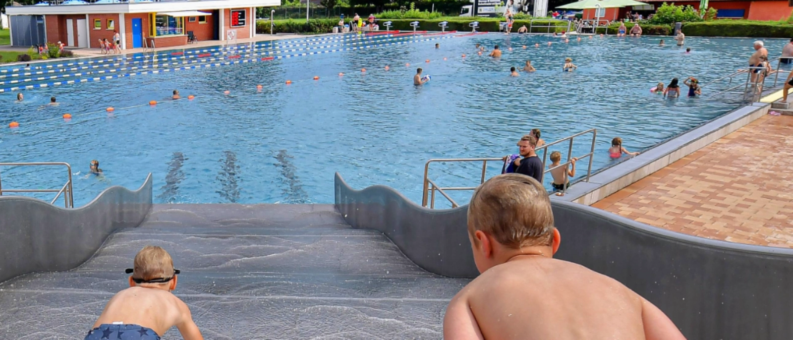 Kinder rutschen im Ostbad
