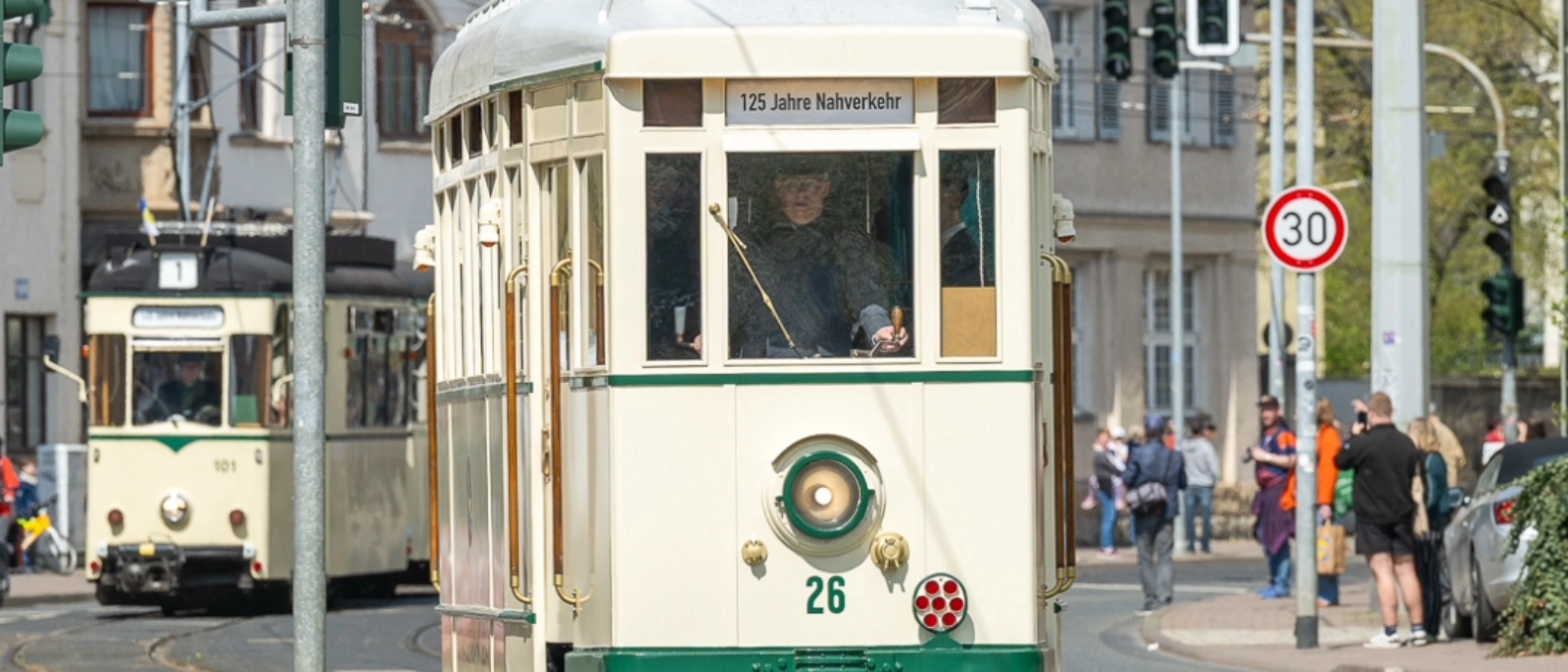 Diese beiden historischen Straßenbahnen 26 und 101 werden am 12. September 2026 zum Tag des offenen Denkmals in Jena unterwegs sein. 