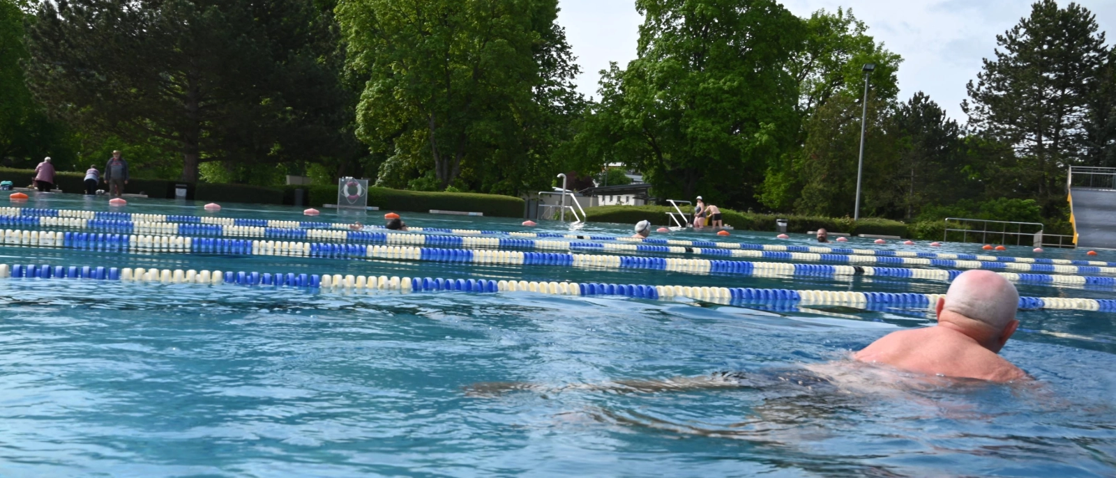 Trotz frischer Temperaturen ließen sich die ersten Badegäste den Sprung ins Wasser zum Saisonstart im Ostbad nicht entgehen. 