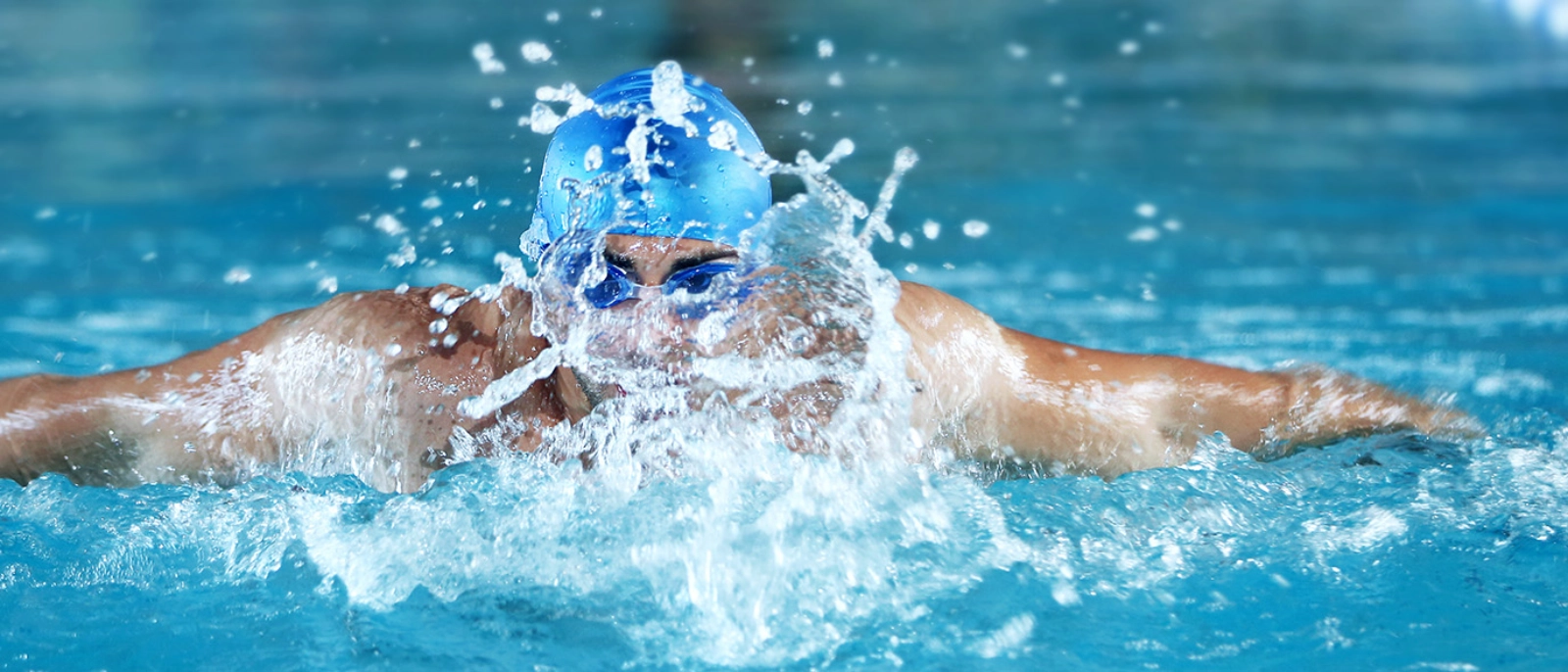 Eine Person schwimmend im Wasser 
