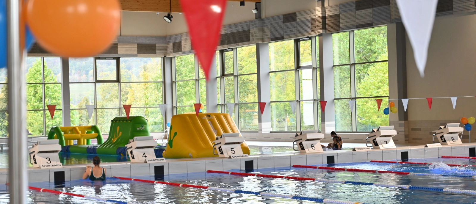 Der Aqua-Track schwimmt im Becken der Sportschwimmhalle. 