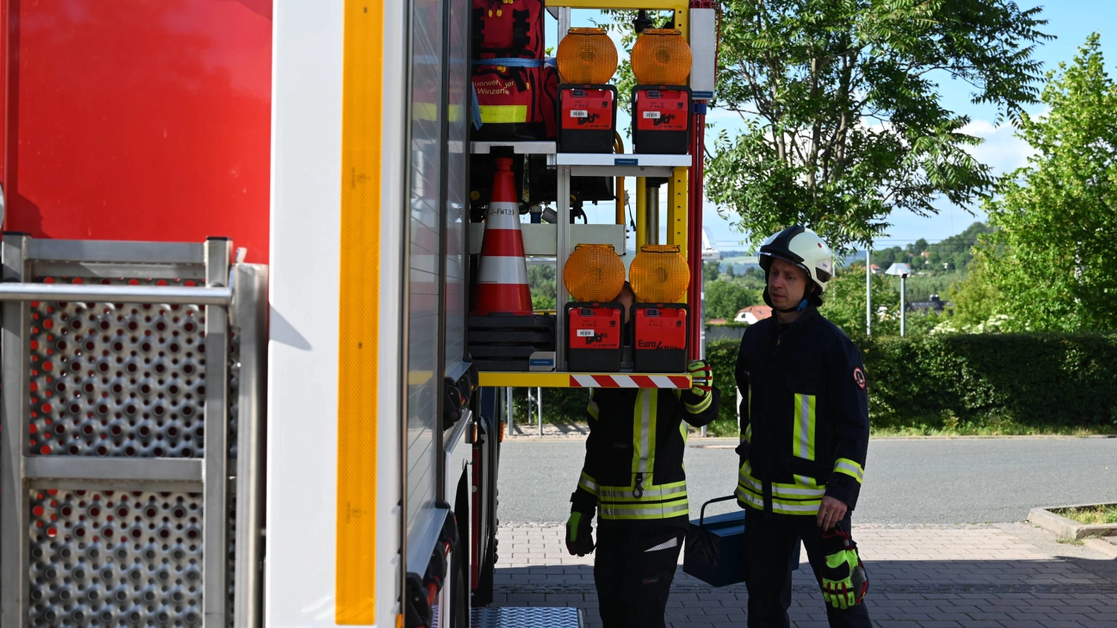 Blick in den Geräteraum eines Feuerwehrfahrzeugs