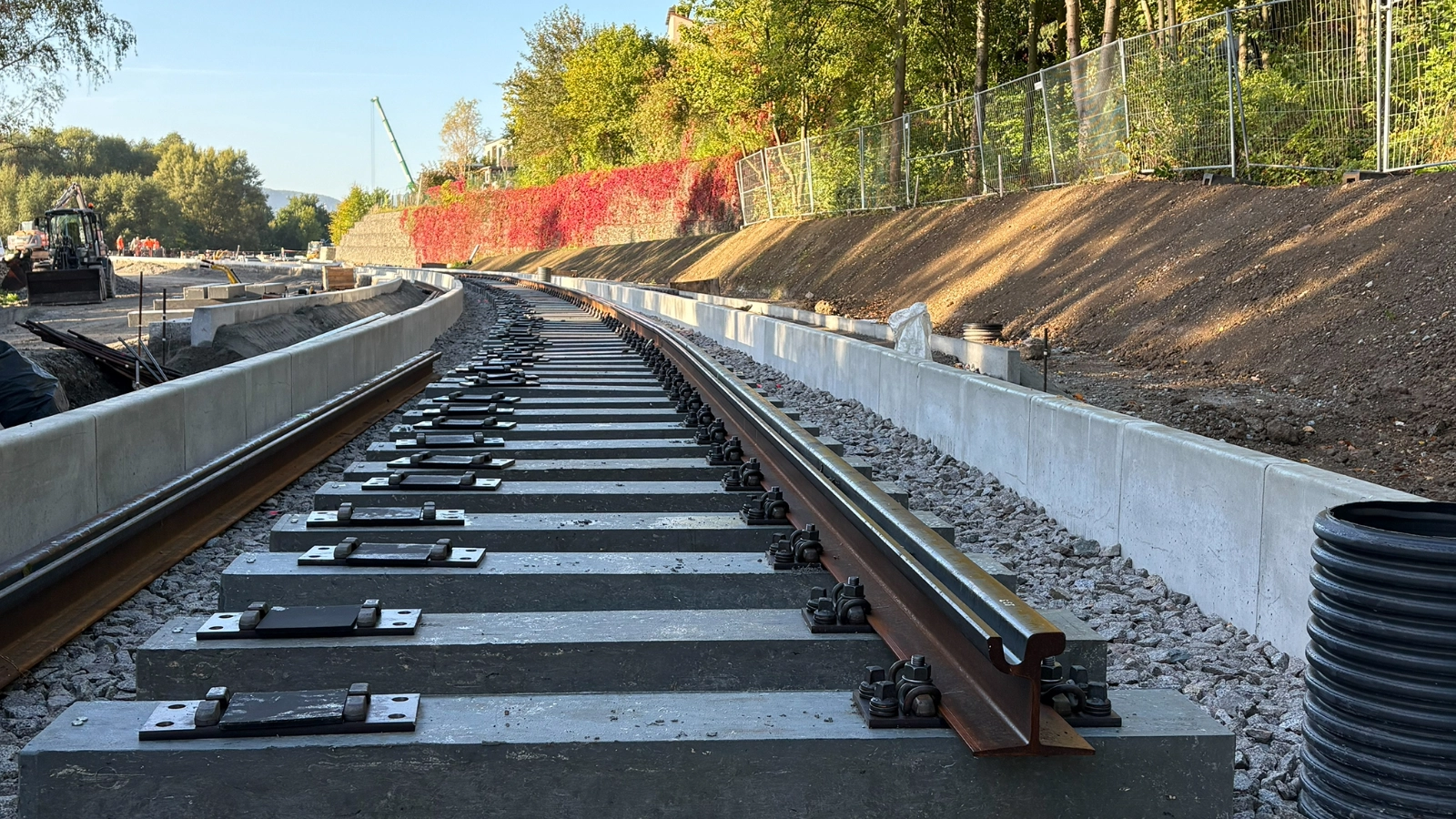  Im derzeit laufenden ersten Bauabschnitt zwischen der nördlichen Einmündung der Carl-Orff-Straße und dem Ortsausgang Jena wurde über den Sommer insbesondere am Unterbau für die Straßenbahntrasse gearbeitet und dafür u. a. die Gleistragplatten aus Beton gegossen. 