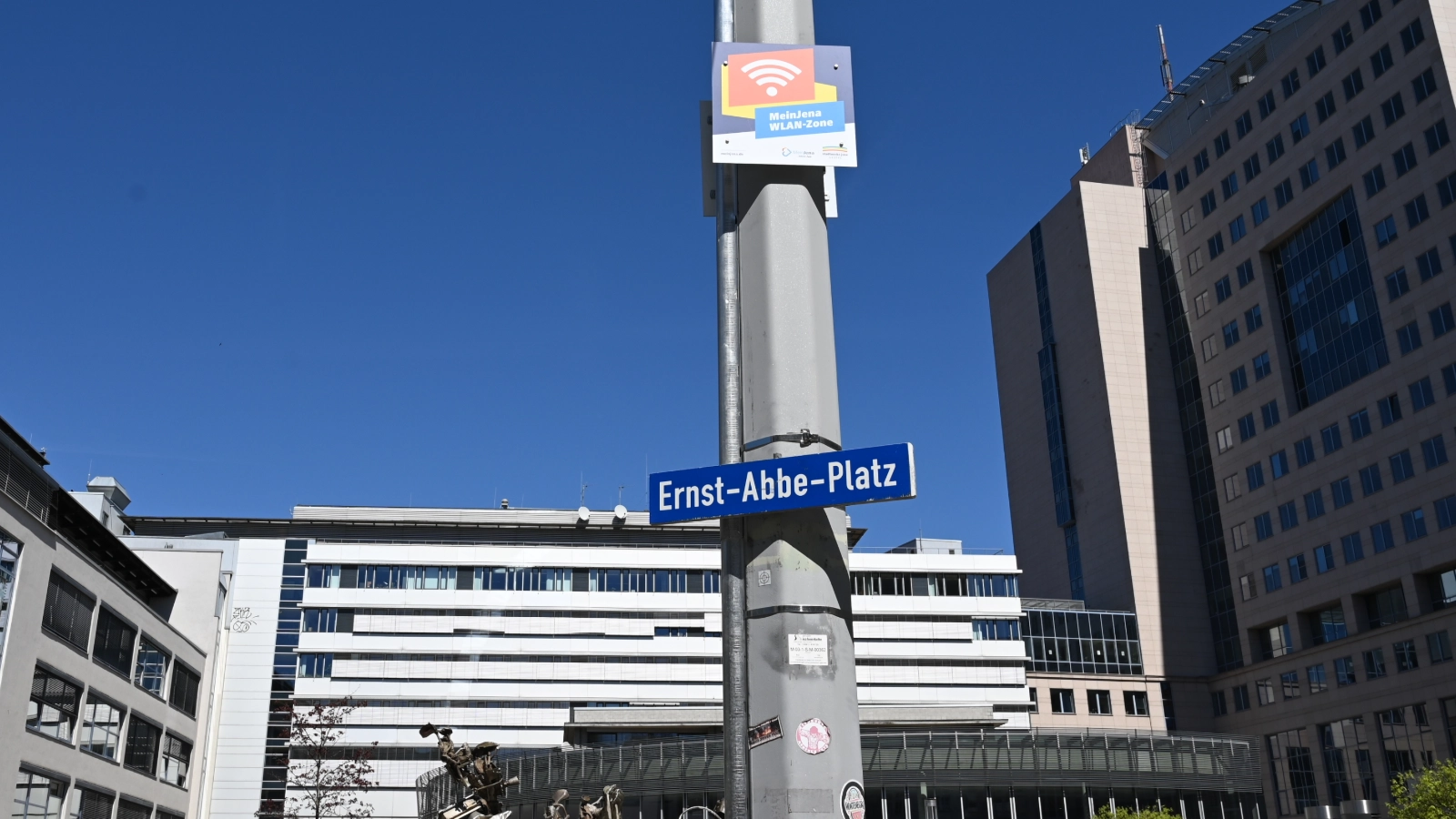 MeinJena WLAN-Schild auf dem Ernst-Abbe Platz in Jena zeigt die Verfügbarkeit von WLAN an