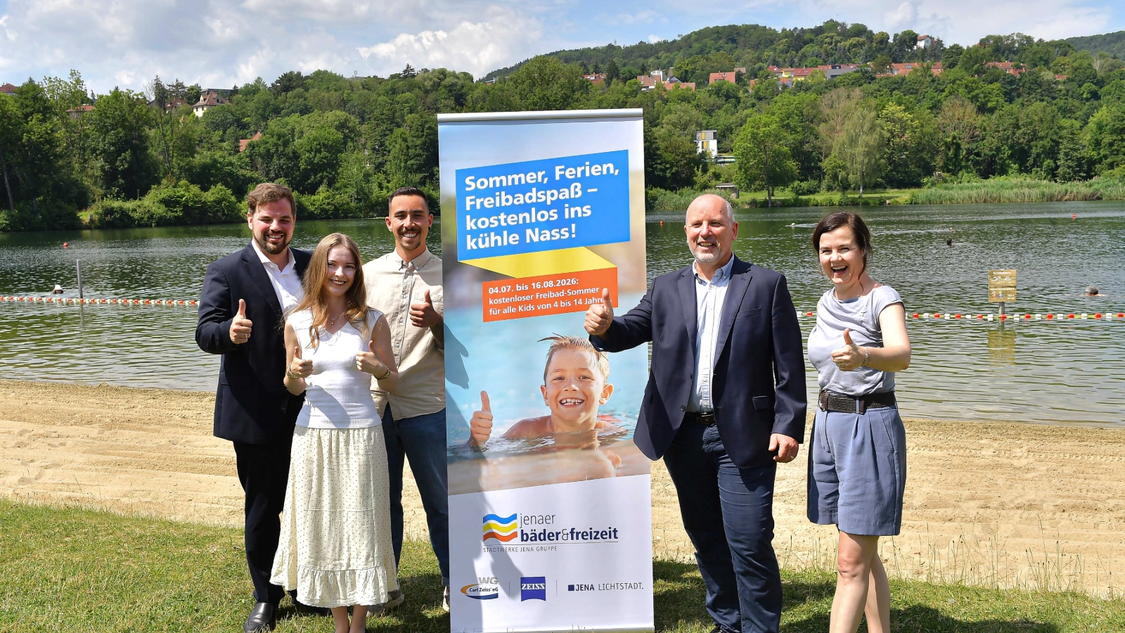 Die Sponsoren der Freibadaktion 2026 vor dem Schleichersee