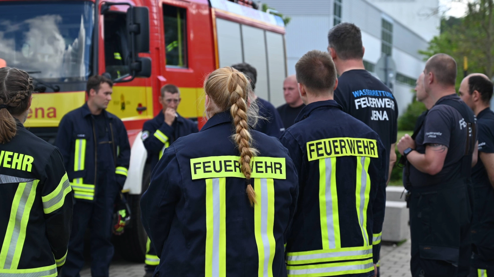 Einsatzbesprechung der Feuerwehr