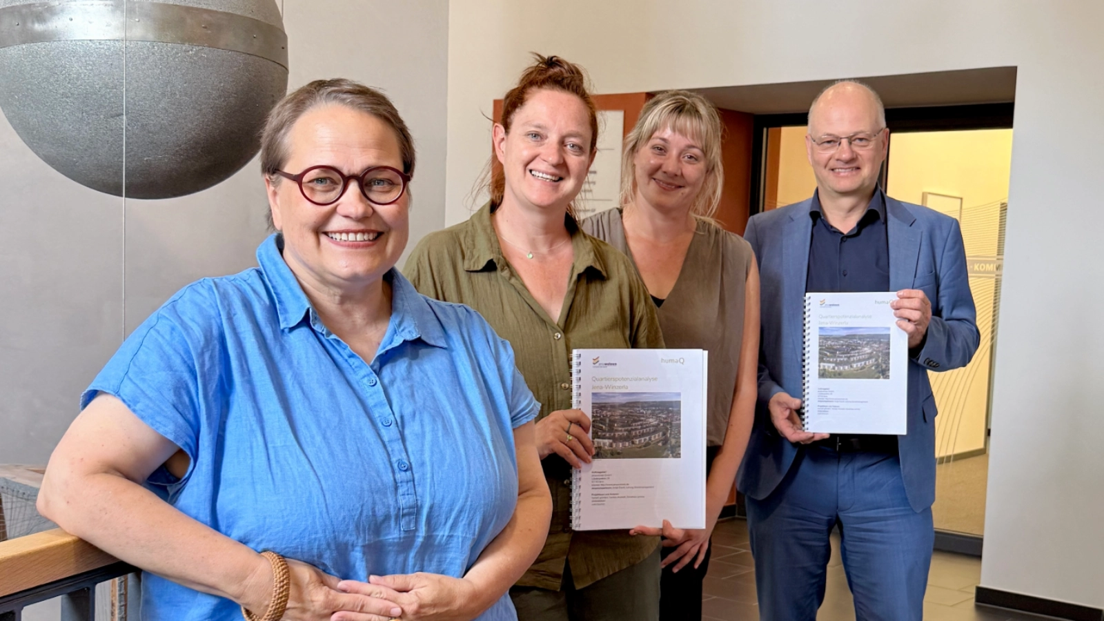 Versorgungaquartier in Winzerla: v.l.n.r. Antje David, Leiterin Sozialmanagement der jenawohnen GmbH, Kathleen Lützkendorf, Dezernentin für Soziales, Gesundheit, Klima und Zuwanderung der Stadt Jena, Franziska Wächter, Altenhilfeplanerin der Stadt Jena und Tobias Wolfrum, Geschäftsführer der jenawohnen GmbH