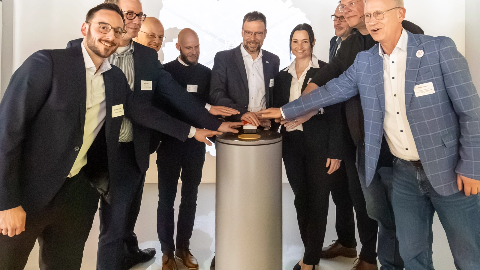 Verbundpartner des Reallabors JenErgieReal diskutieren Herausforderungen und Lösungen der Energiewende: Prof. Mario Brandtner, Tobias Wolfrum, Benedikt Kreisel, André Sack, Kristin Weiß, Prof. Dr. Tobias Teich, Frank Albrecht, Lars Liebe und Oberbürgermeister Thomas Nitzsche.