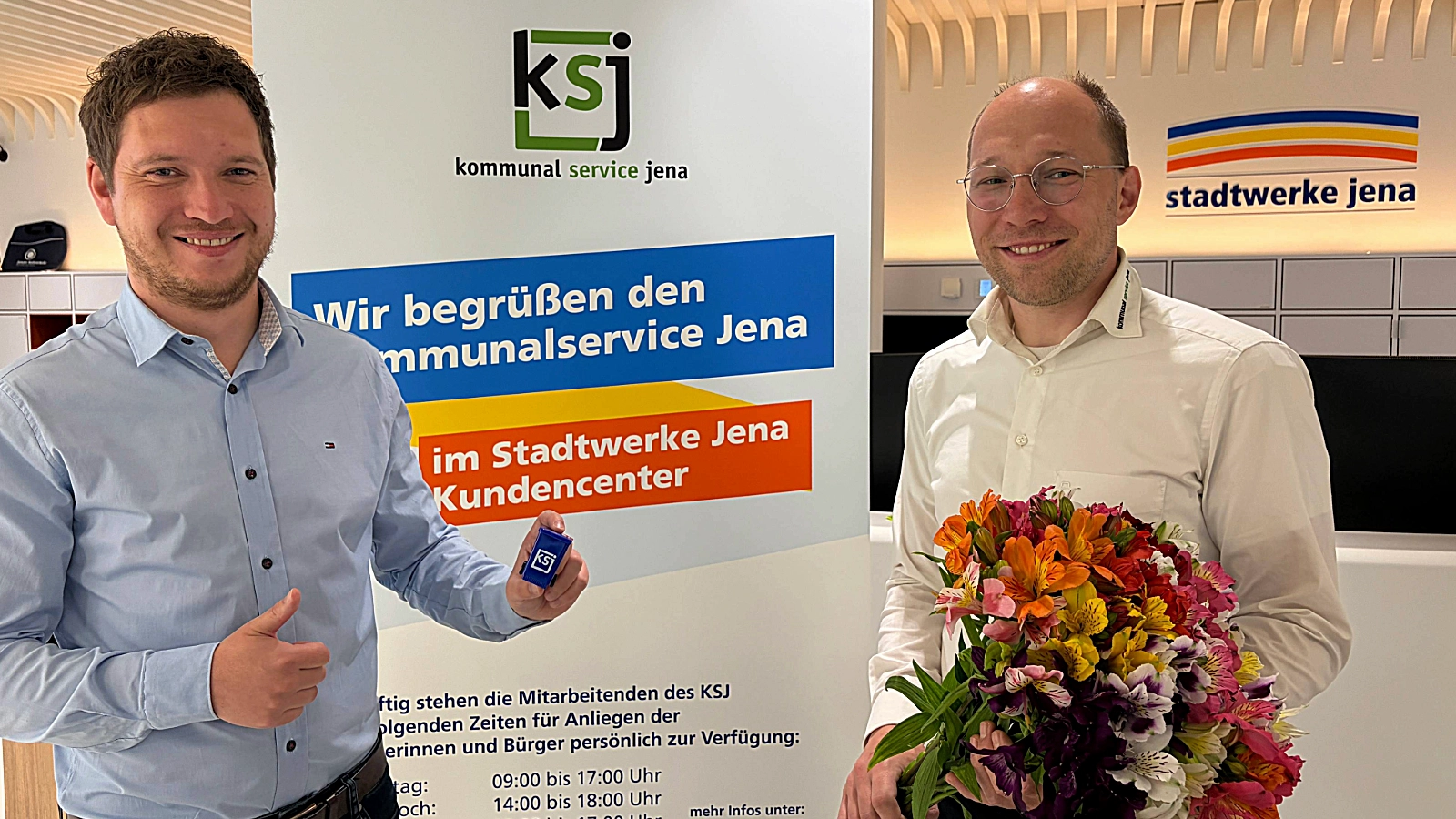  Zum offiziellen Start am neuen Standort wurde Martin Steglitz, Abteilungsleiter Marketing & Vertrieb des KSJ, von Felix Menzel, Prokurist der Wohndienst Jena GmbH im gemeinsamen Kundencenter, mit einem Blumenstrauß symbolisch willkommen geheißen. 
