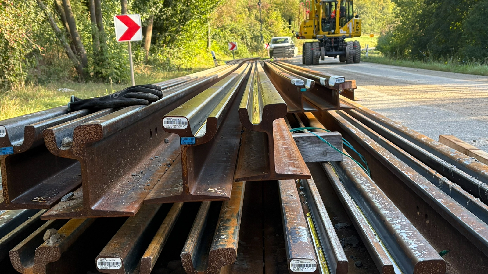 Inzwischen hat bereits der Einbau der ersten Gleise begonnen. Insgesamt werden im ersten Bauabschnitt rund 700 Meter Schienen und drei Weichen verlegt. 