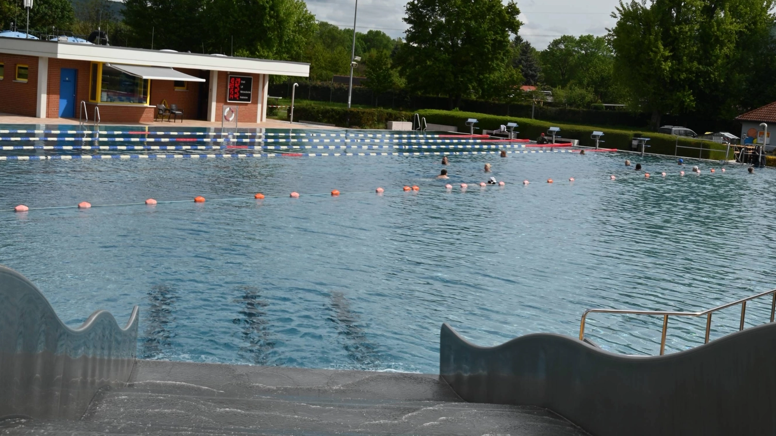 Badegäste im Wasser: Trotz frischer Temperaturen ließen sich die ersten Badegäste den Sprung ins Wasser zum Saisonstart im Ostbad nicht entgehen. 