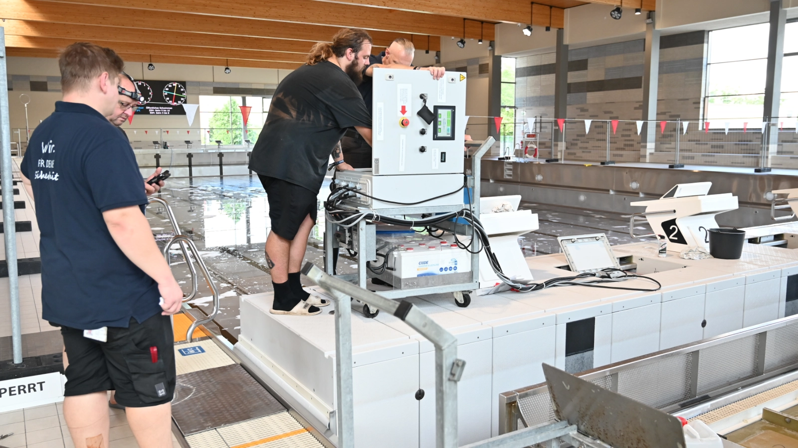 Dazu gehörten die Reinigung der Schwimmbecken, die Überprüfung technischer Anlagen sowie Arbeiten in den Sanitär-, Umkleide- und Besucherbereichen. 