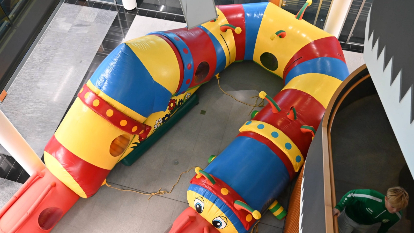 Aufgeblasene Raube im Atrium