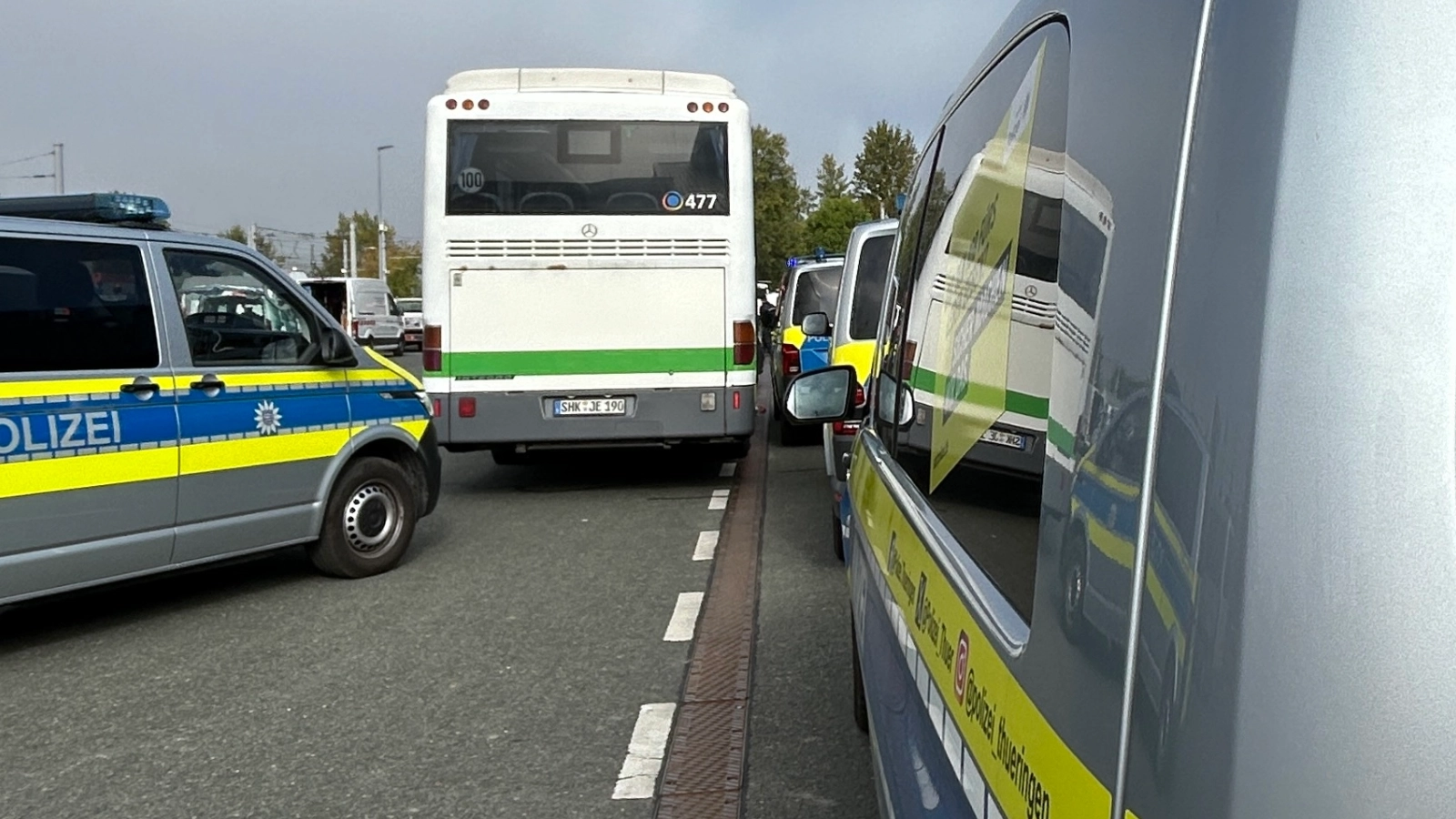 Mehrere Polizeifahrzeuge stoppten einen Bus während der Fahrt. 