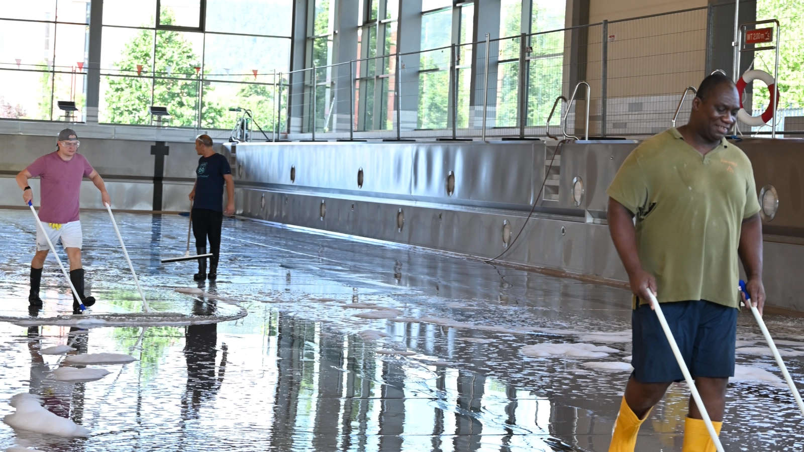 Dazu gehörten die Reinigung der Schwimmbecken, die Überprüfung technischer Anlagen sowie Arbeiten in den Sanitär-, Umkleide- und Besucherbereichen. 