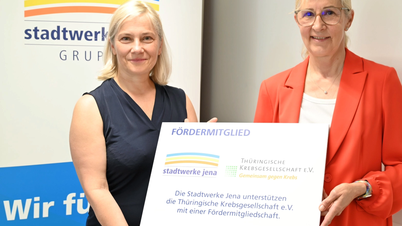 Claudia Budich, Geschäftsführerin der Stadtwerke Jena GmbH, mit Astrid Heßmer, Geschäftsführerin der Thüringischen Krebsgesellschaft e. V. (v.l.n.r.) 