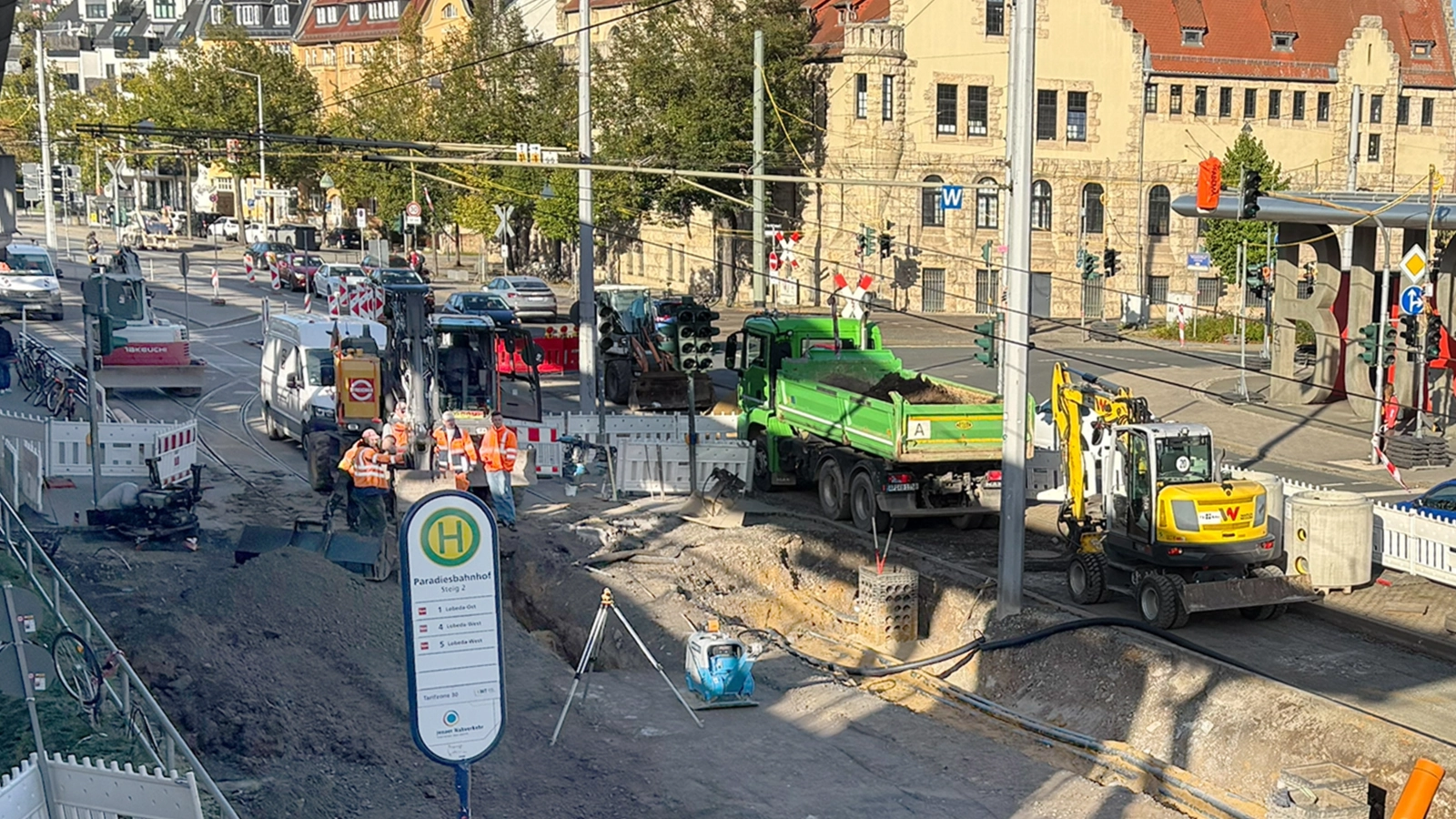 Die zwischenzeitlich gestoppten Gleisbauarbeiten des Jenaer Nahverkehrs rund um die Paradiesbrücke kommen inzwischen gut voran.