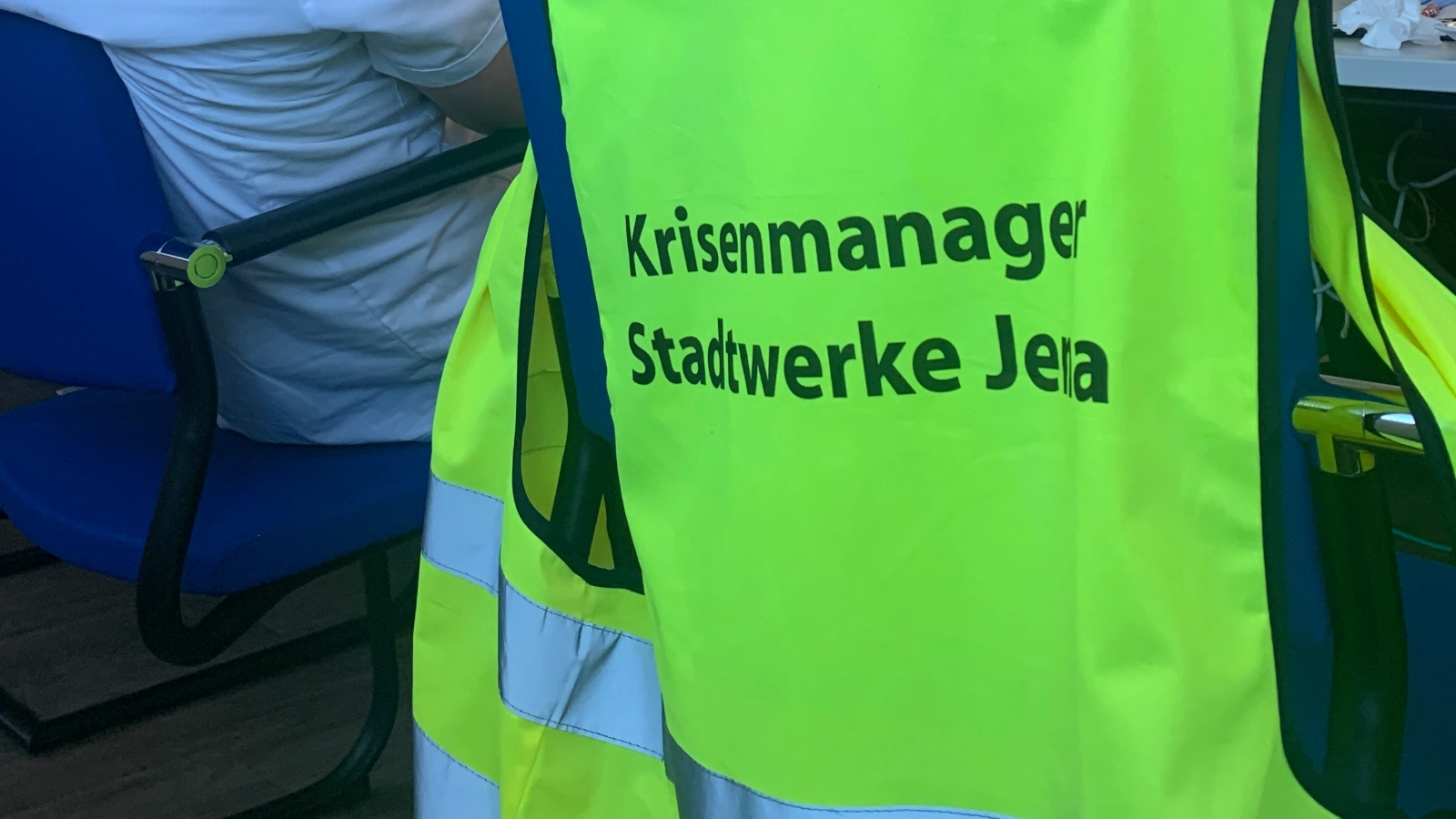 Während der Krisenübung werden Westen zur Kennzeichnung der Krisenmanager der Stadtwerke Jena verteilt.