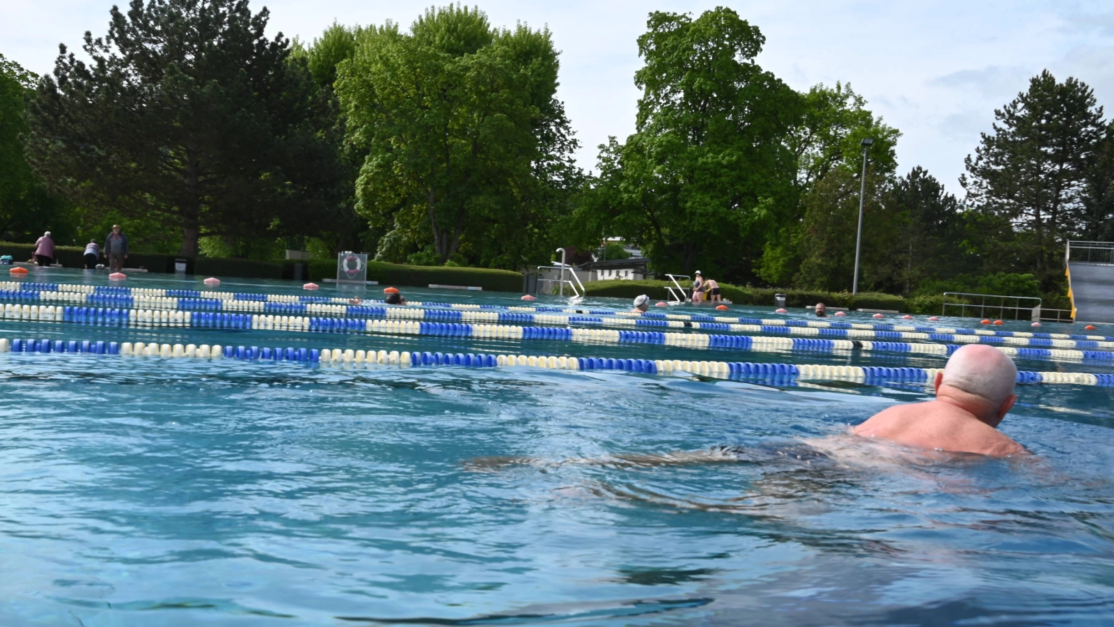 Trotz frischer Temperaturen ließen sich die ersten Badegäste den Sprung ins Wasser zum Saisonstart im Ostbad nicht entgehen. 