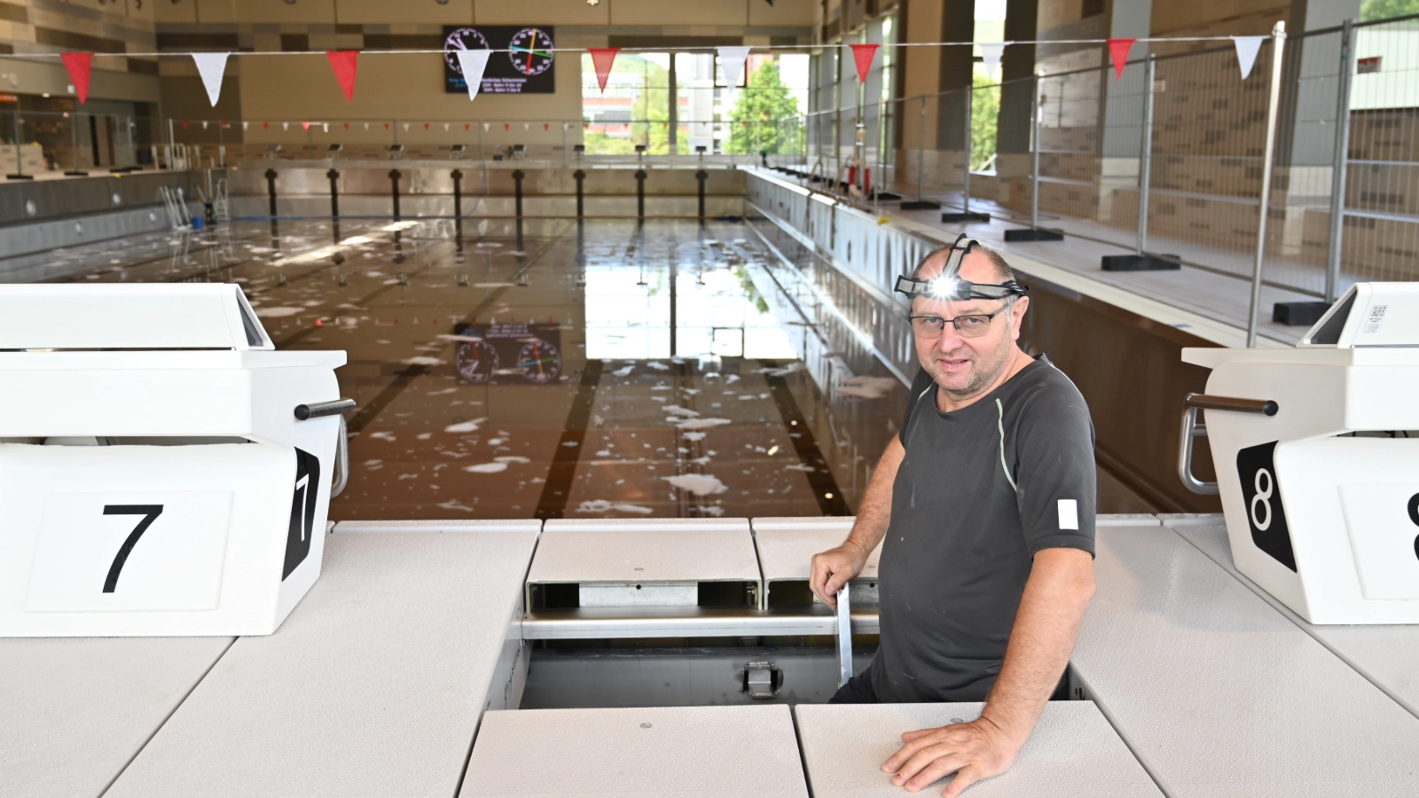Dazu gehörten die Reinigung der Schwimmbecken, die Überprüfung technischer Anlagen sowie Arbeiten in den Sanitär-, Umkleide- und Besucherbereichen. 