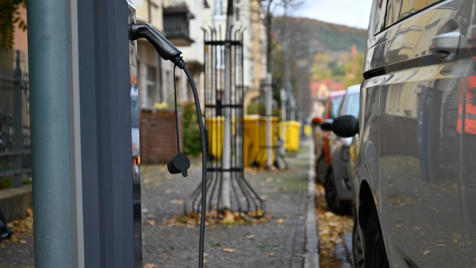 Laden an einer Laterne, im Damenviertel ab sofort möglich