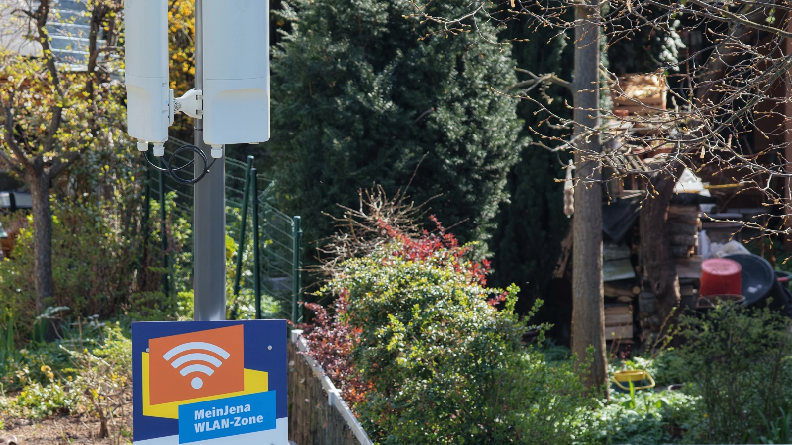 Die Beschilderung sowie der Sender vom MeinJena-WLAN am Camsdorfer Ufer