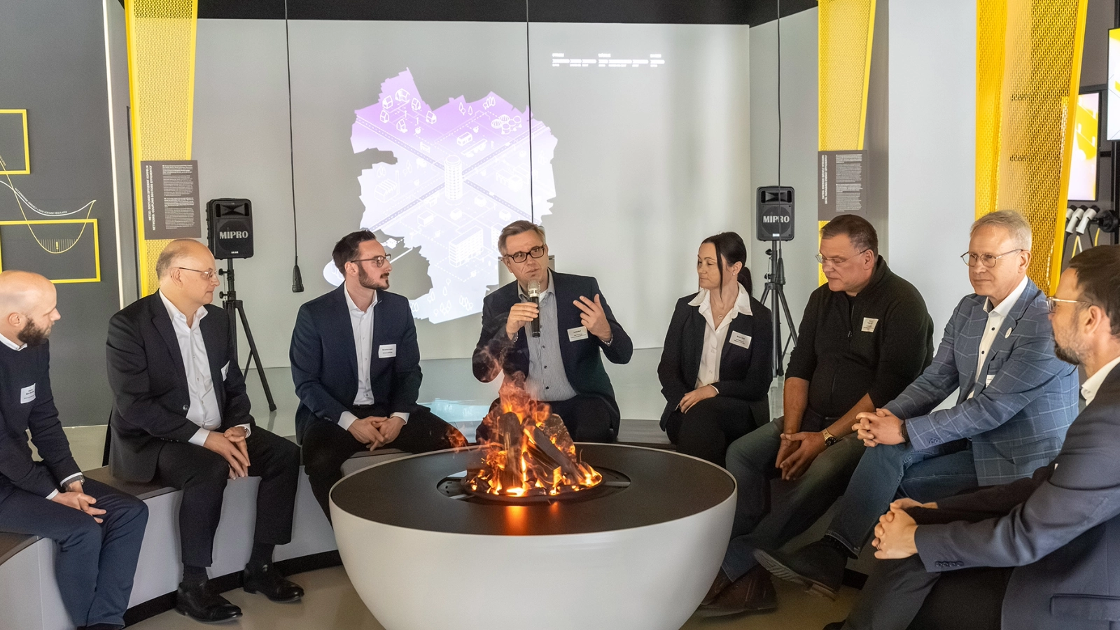 Gruppenfoto der Verbundpartner von JenErgieReal beim gemeinsamen Start der Ausstellung: Benedikt Kreisel, André Sack, Tobias Wolfrum, Prof. Mario Brandtner, Oberbürgermeister Thomas Nitzsche, Kristin Weiß, Lars Liebe, Prof. Dr. Tobias Teich und Frank Albrecht.