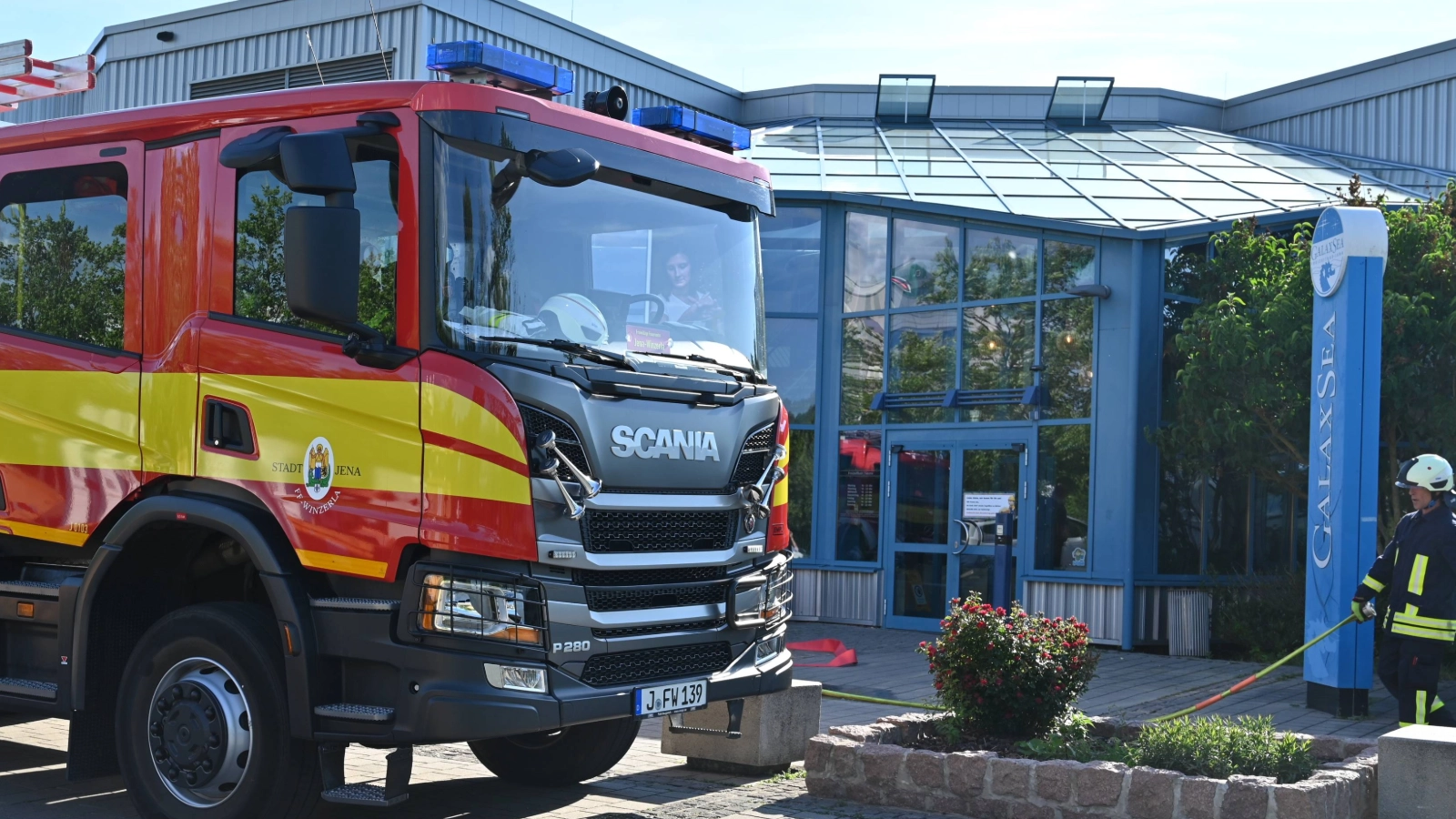 Feuerwehrfahrzeug vor dem geschlossenen GalaxSea