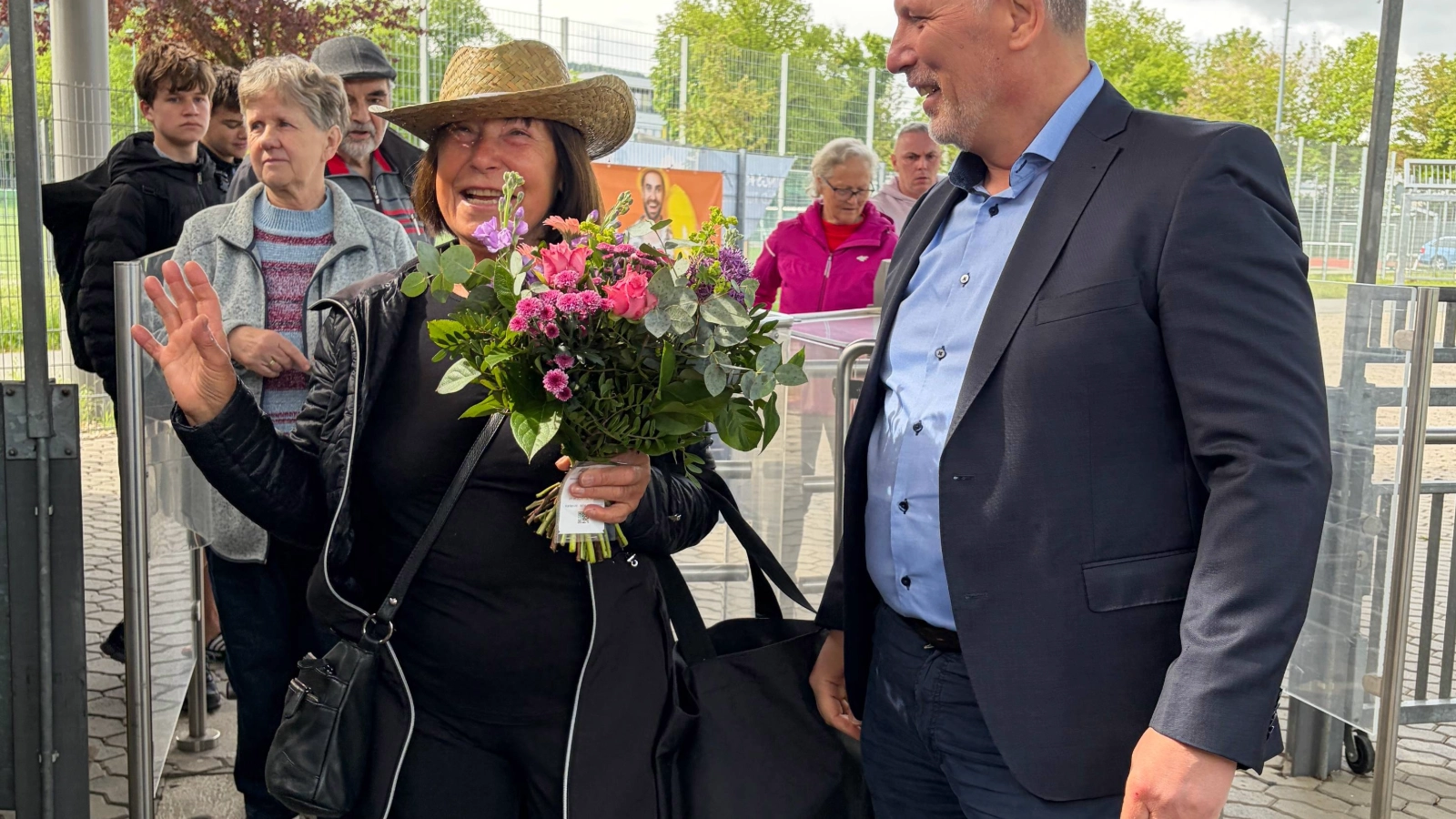Begrüßung erster Badegast: Geschäftsführer Bernhrad Dengel begrüßt den ersten Badegast, Martina Mühle, zum Saisonstart im Ostbad persönlich mit einem Blumenstrauß. 