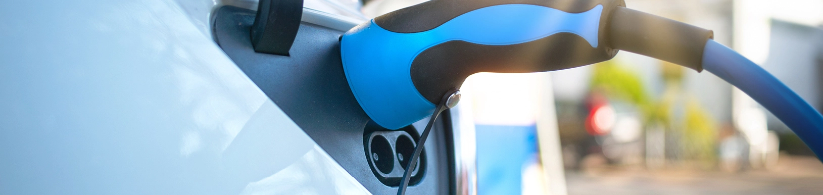Ein E-Auto wird an einer Ladestation geladen