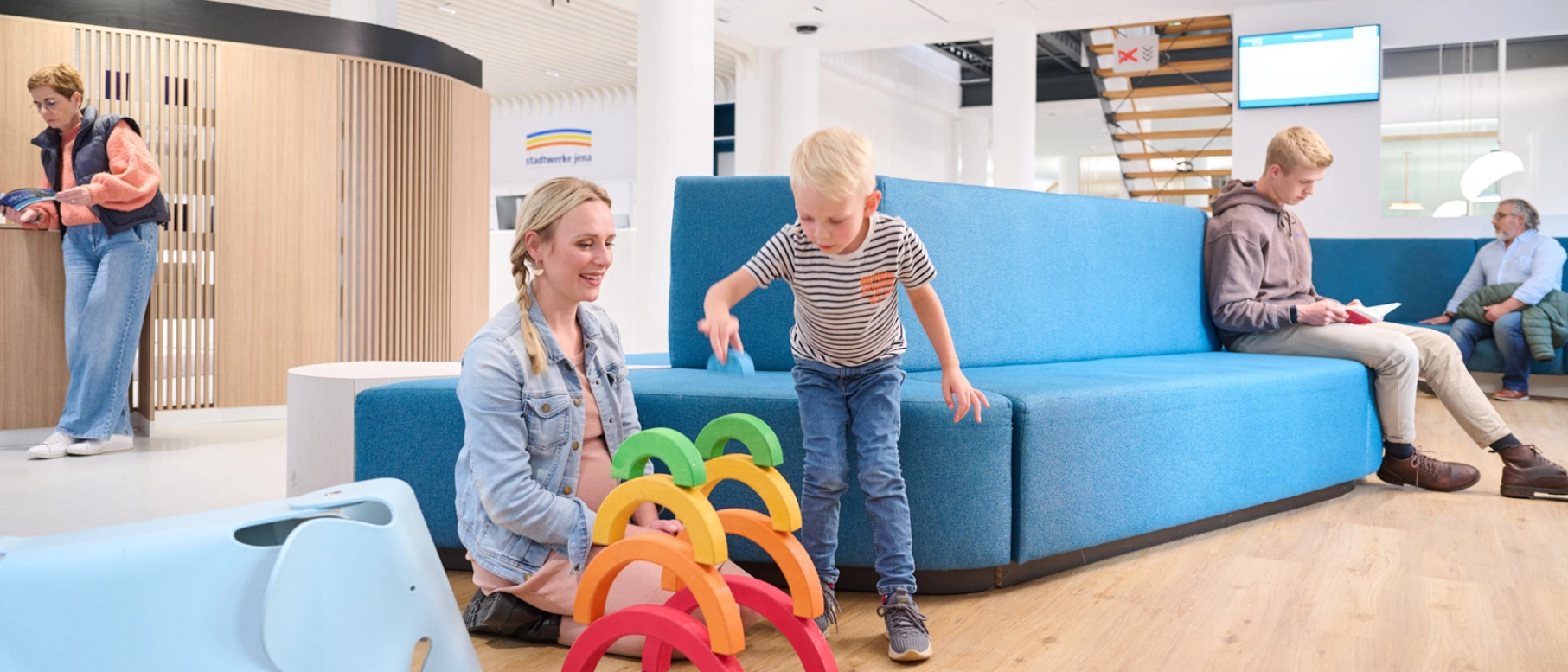 Servicecenter mit Kindern und Spielecke.