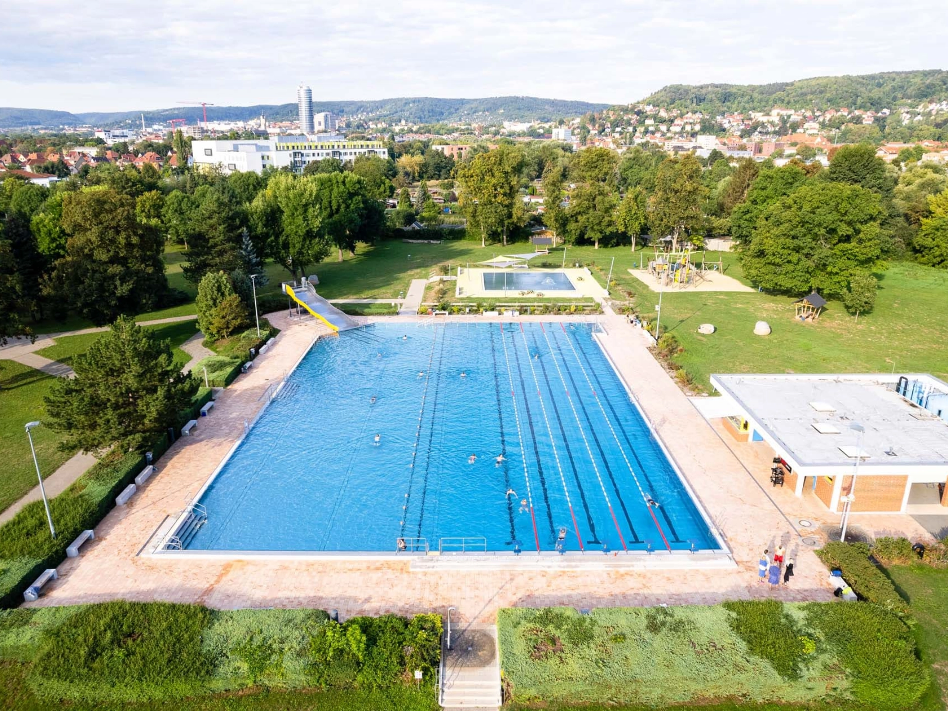 Luftaufnahme des Ostbads mit Schwimmbecken und Parkanlage