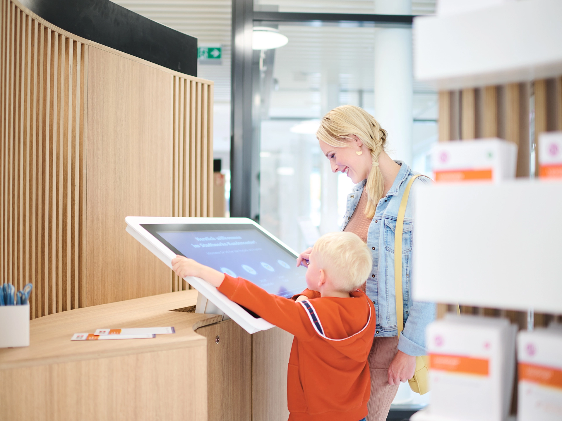 Eine Person nutzt den Self-Service im Stadtwerke Jena Kundencenter
