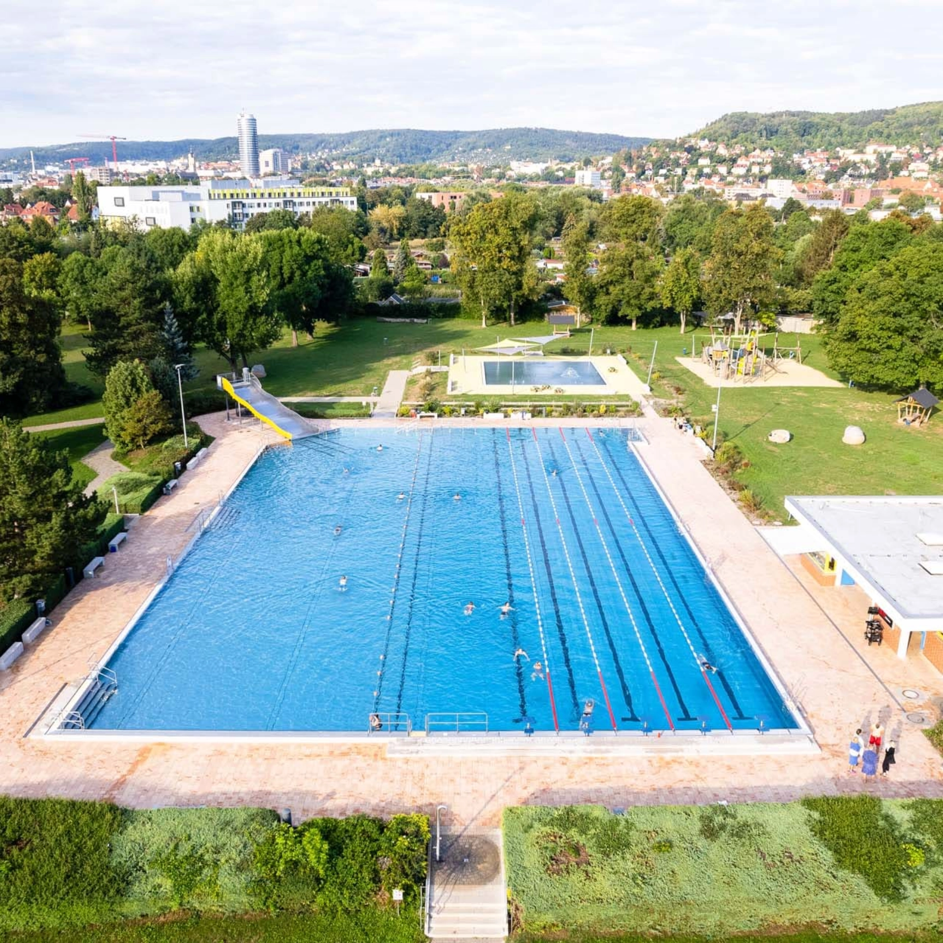 Luftaufnahme des Ostbads mit Schwimmbecken und Parkanlage