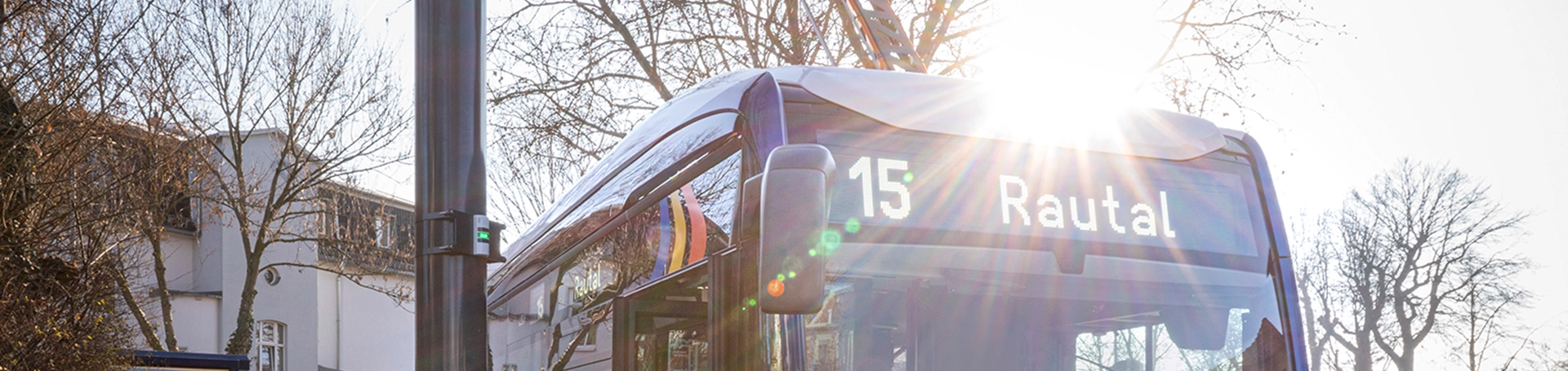 Ein Elektrobus des Jenaer Nahverkehrs lädt an der Endhaltestelle Westbahnhof 