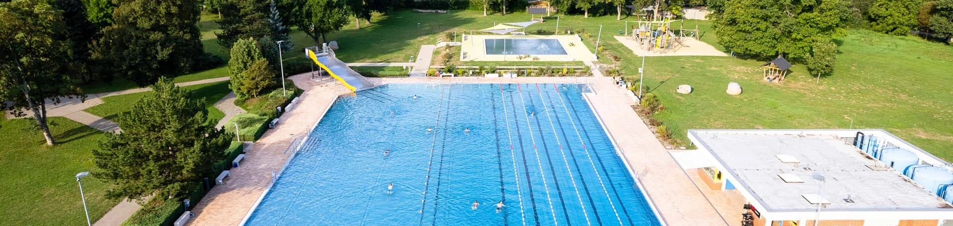 Luftaufnahme des Ostbads mit Schwimmbecken und Parkanlage