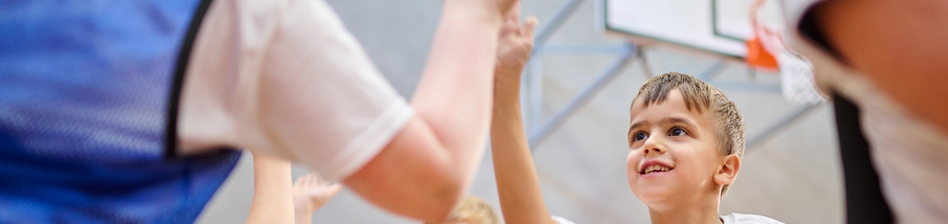 Junge Rollstuhlbasketballer geben sich ein Highfive