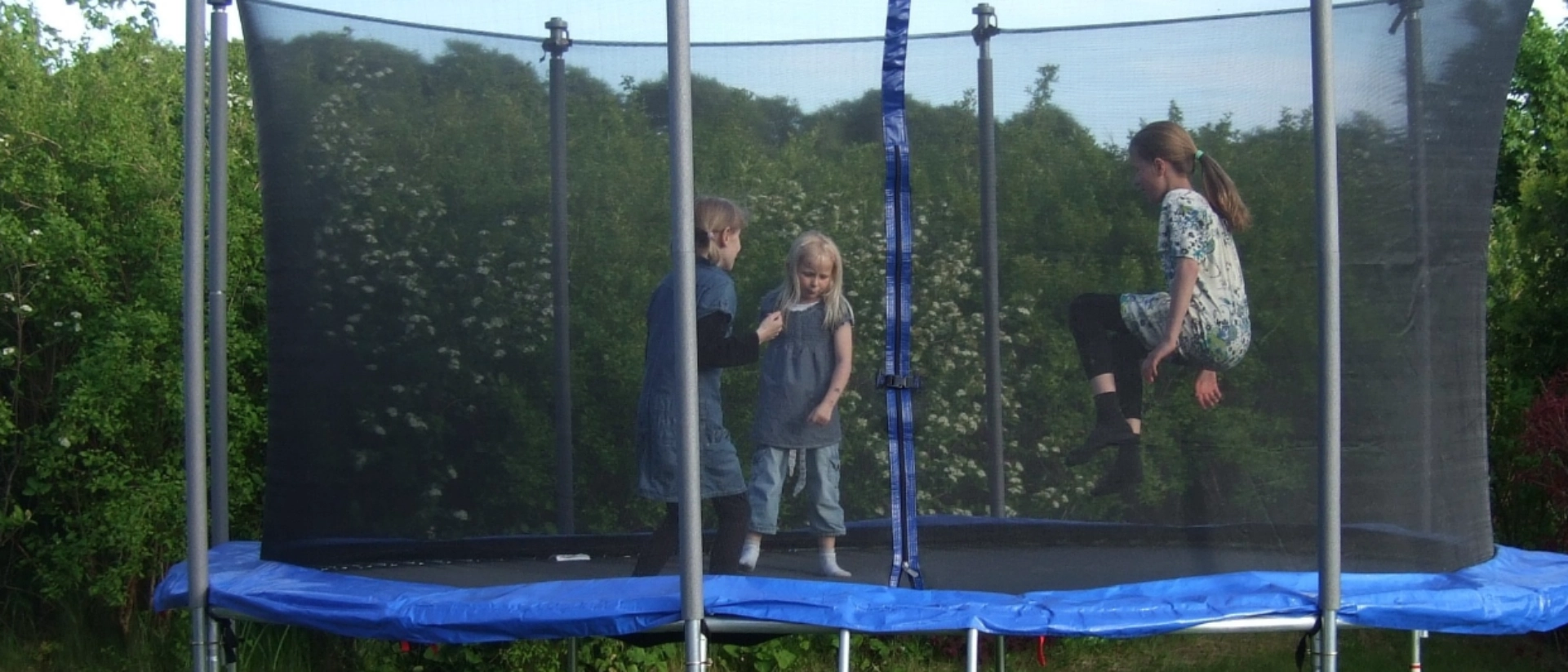 Kinder auf Trampolin