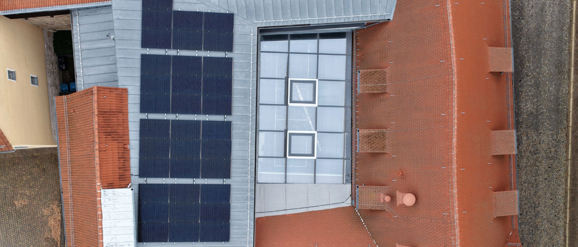Blick auf das mit Solar-Modulen ausgestattete Dach des Museums in Pößneck