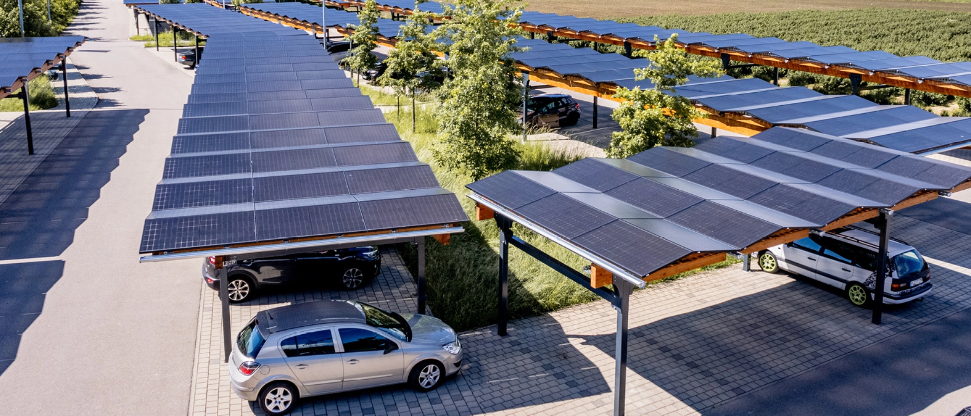 Ein Parkplatz mit mehreren Carports, die mit PV-Modulen bedeckt sind