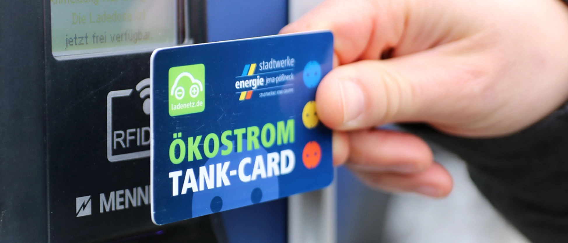 eine Stadtwerke-Ladekarte wird an den Chip einer Wallbox gehalten