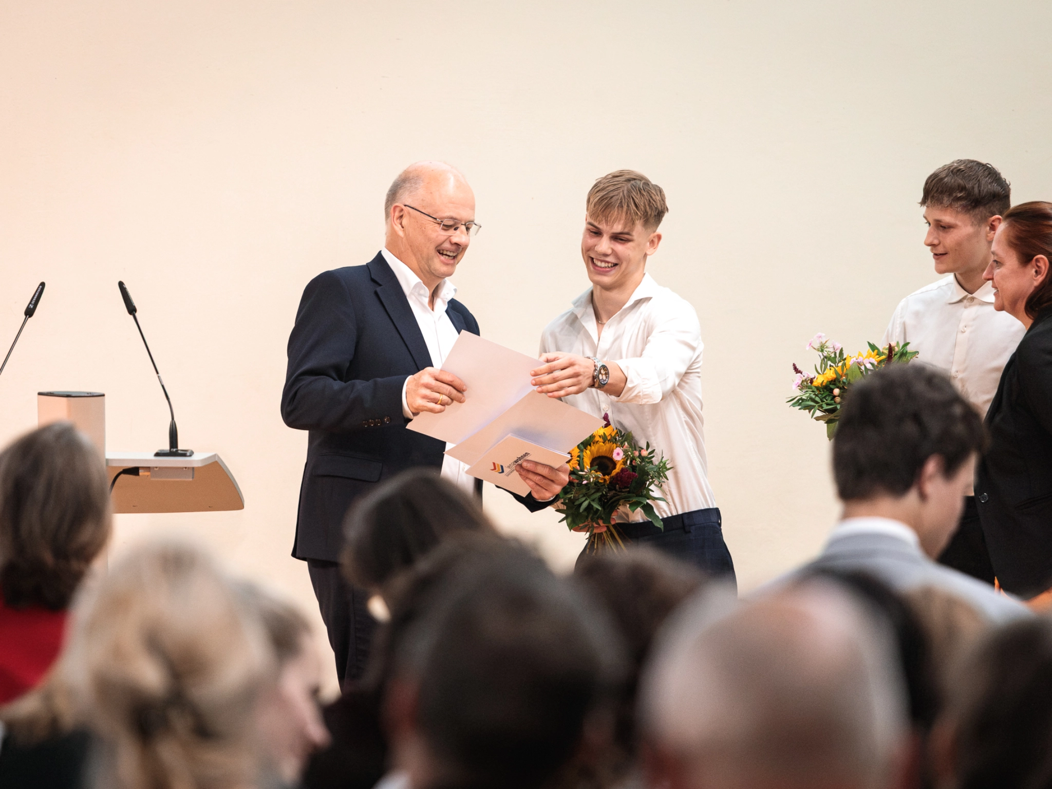 Tobias Wolfrum überreicht den Preis für Zivilcourage (c) Tina Peißker